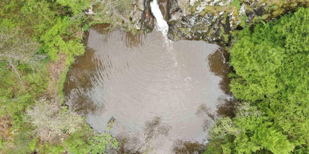 Ormanın içinde gizli kalmış cennet! Bu şelale göreni mest ediyor: Turistler akın etmeden burayı görün! 3